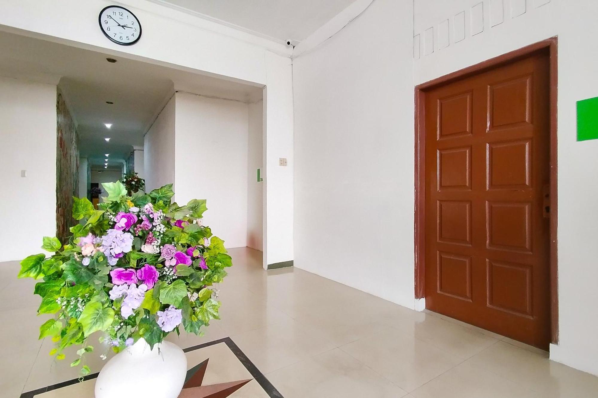 Hotel Reddoorz Near Focal Point Medan Sunggal Exterior foto