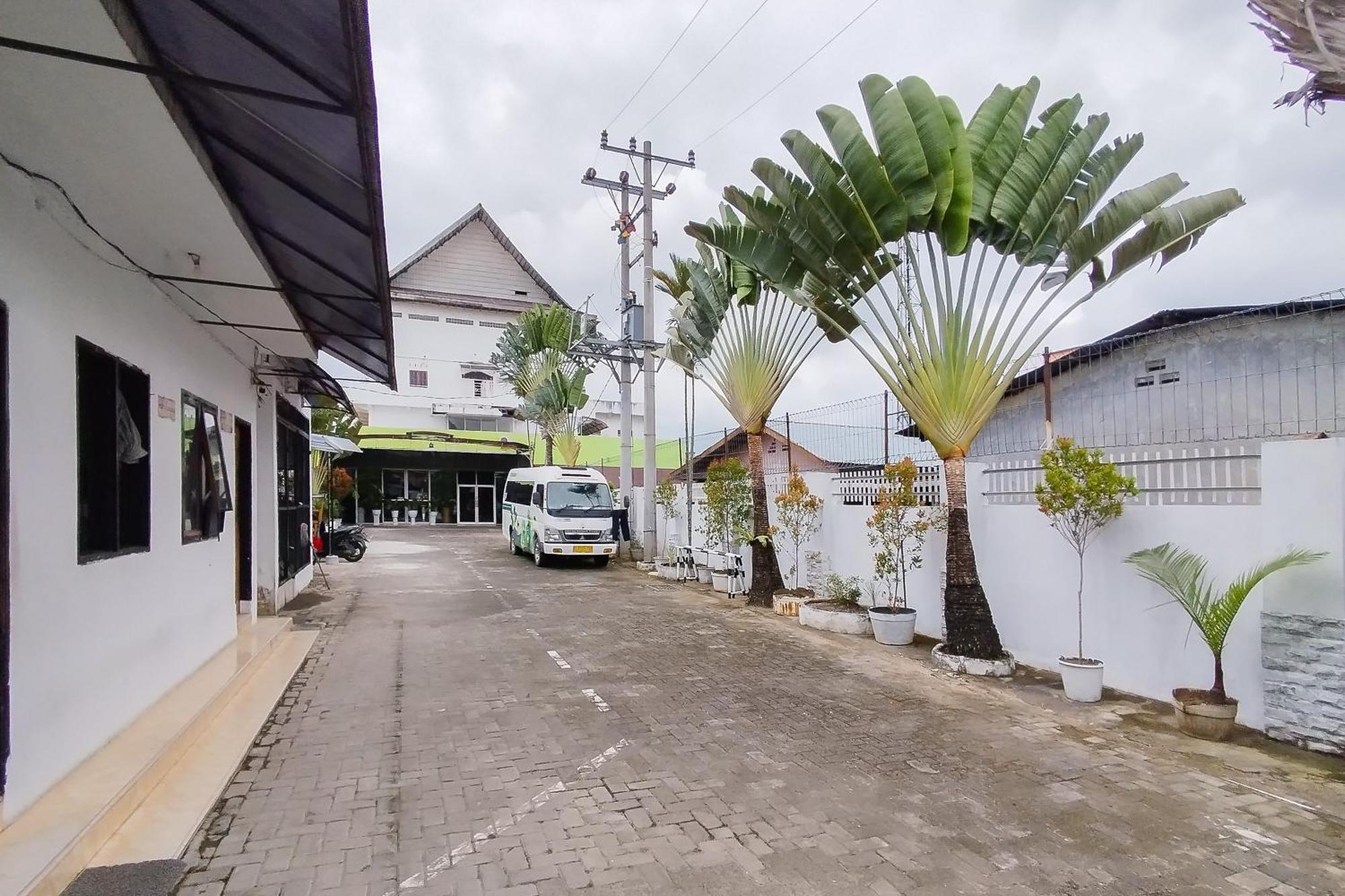 Hotel Reddoorz Near Focal Point Medan Sunggal Exterior foto
