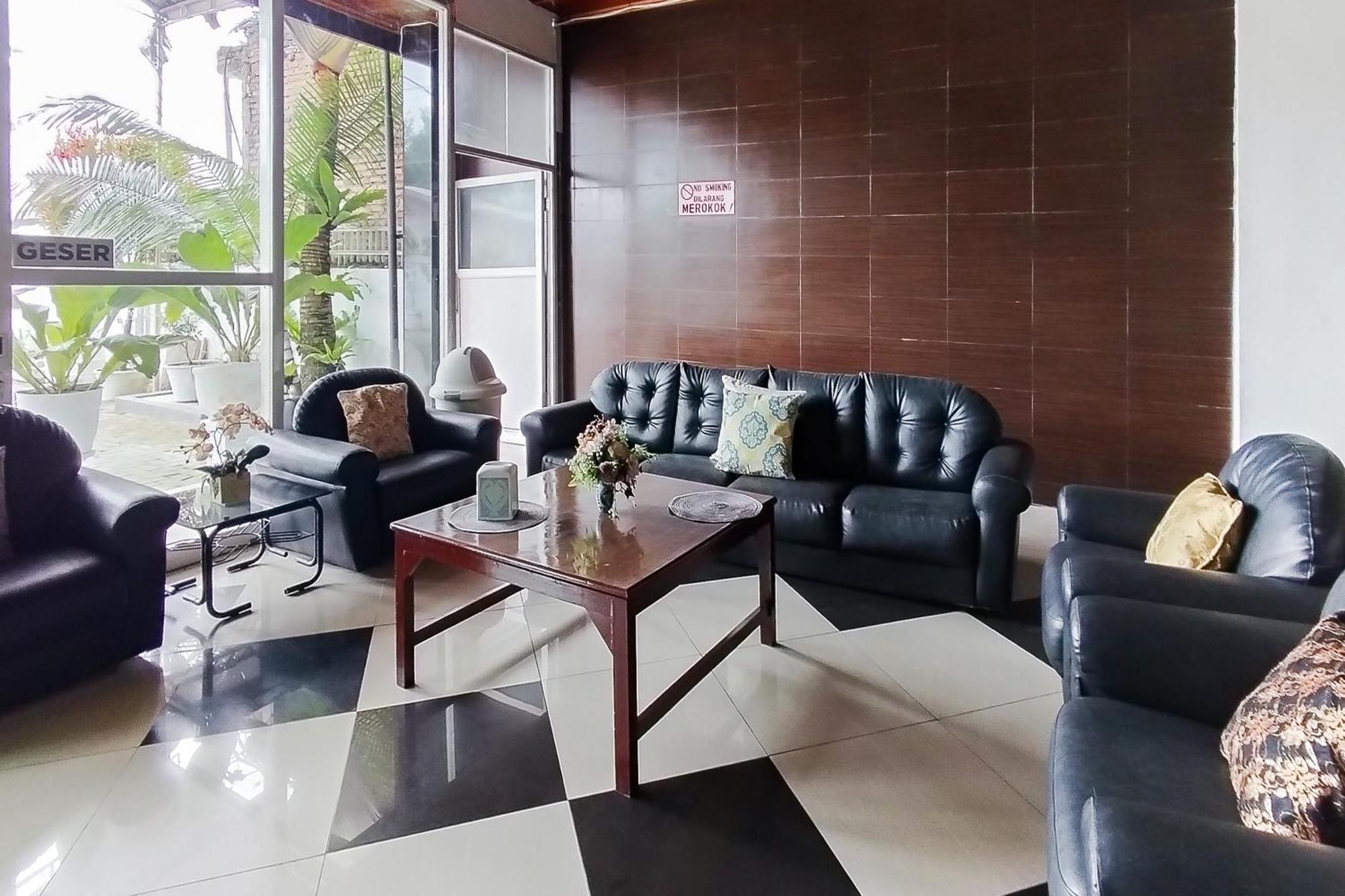 Hotel Reddoorz Near Focal Point Medan Sunggal Exterior foto